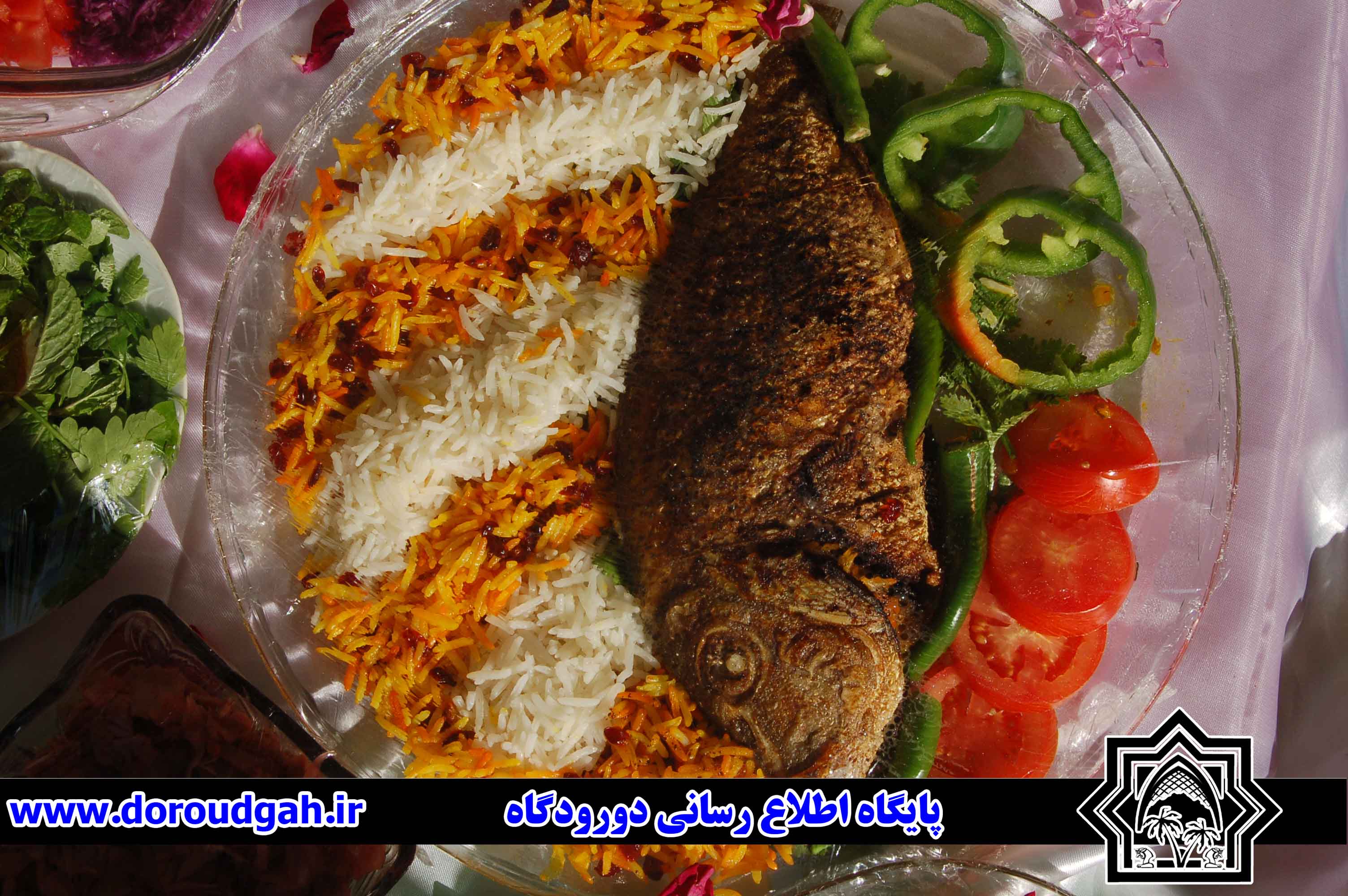 مراسم گرامیداشت دهه فجر و جشنواره غذا های محلی در دبیرستان دخترانه زینبیه دورودگاه + تصاویر 